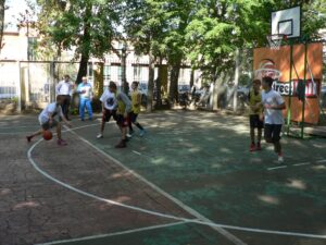 Баскетбольная и теннисная площадка школы "Авангард"